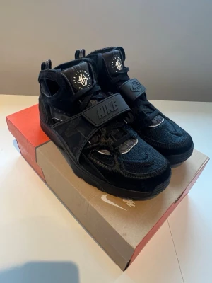 Nike x Corteiz Air Huarache ”Black Onyx” - Collab mellan Nike och Corteiz. Skorna har ”Pony Hair” på utsidan vilket gör de mer unika än vanliga skor. Köpta för 2800kr totalt och har kvitto från när de köptes. Du får skorna, guld chain som tillhör, låda och en Corteiz Tote Bag. Oanvända, skriv om intresserad.