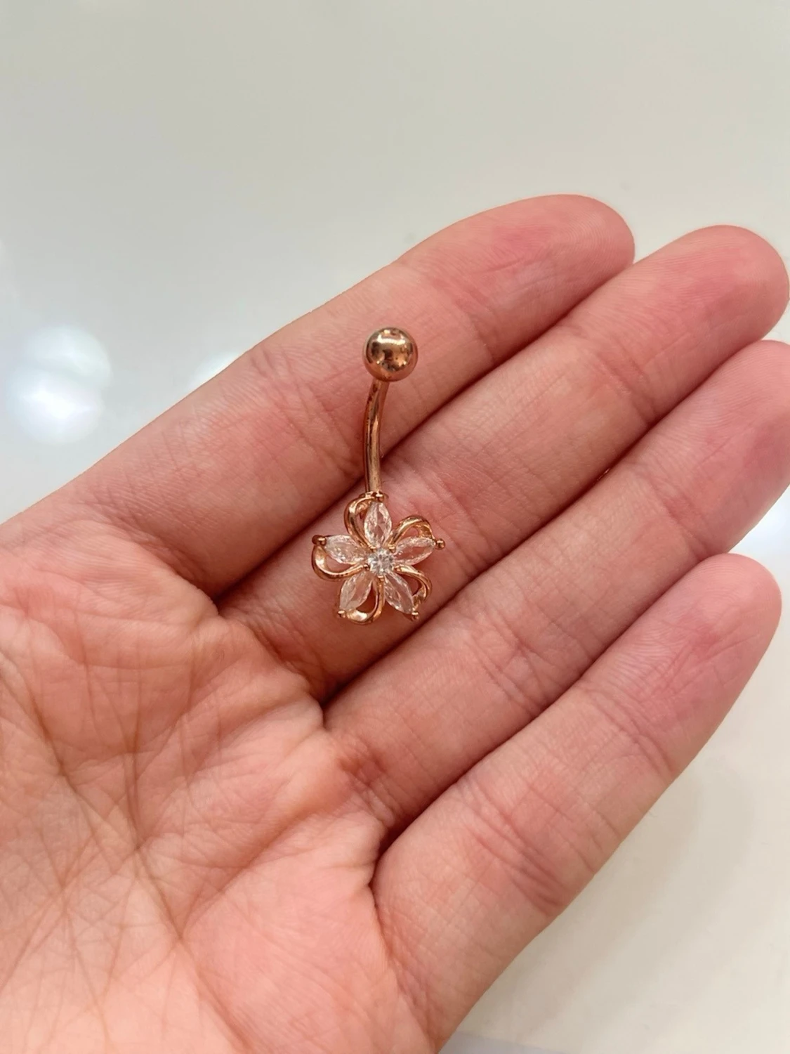 Navelpiercing med blomma i roséguld - 1