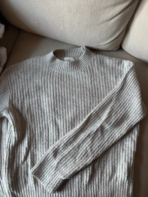 Stickad tröja  - Stickad tröja från hm i storlek xs. Använd flitigt, acceptabelt skick