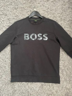 Hugo Boss - Hugo boss tröja i storlek s med ett bra skick. Säljer för endast 349kr, hör av er för frågor.