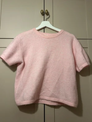 ljusrosa stickad t-shirt - supersöt ljusrosa stickad t-shirt med korta ärmar och rund hals. använd en gång