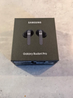 Samsung Galaxy Buds4 Pro hörlurar - Helt nya i oöppnad förpackning! Kvitto finns.