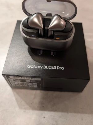 Samsung Galaxy Buds3 Pro hörlurar - I nyskick, endast använda två dagar. Kvitto finns.