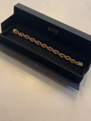 Guld pläterad kejsar armband  - Guld pläterad cordell armband från kejsar, 19 cm lång 10mm tjock, ny pris 1700kr. Inget fel på den box medföljer 