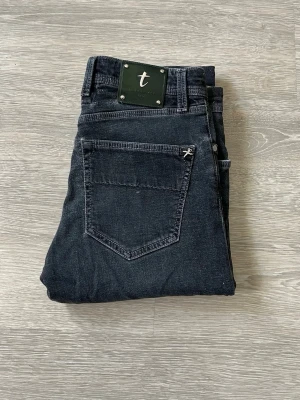 Tramarossa Leonardo - Tramarossa Leonardo | Storlek: 31 | Färg: Svart | Modell: Leonardo (slim) | Skick: 8/10 | Nypris: 250€