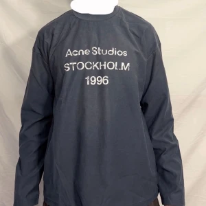 Acne studio Stockholm - långärmad tröja från Acne Studios i bra skick. Stilren design kvitto tillkommer och  Pris går att disketras