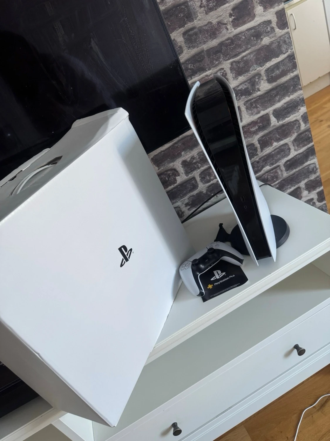 PlayStation 5 med handkontroll - 2