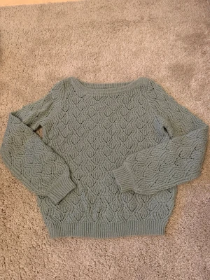 Turkos stickad tröja från Lindex - En ljust turkos stickad tröja från Lindex i storlek XS. Båtringat hals och hålstickad mjukt mönster. Jättefin och väl användbar.
