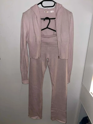 Rosa sett från gina tricot - Ett rosa sett från gina tricot. Har använt några gånger, men är i bra skick. Storlek 158/164 på byxorna men står inget på hoodien men kanske 170. Skriv om du har frågor.