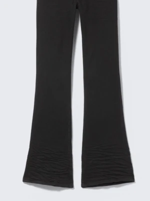 Svarta bootcut jeans - Weekday jenas aldrig använda