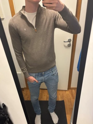 Morris merinoull halfzip - Brun merino john half zip Lappen står L men passar mer som S Skick 9/10 Längd 63cm, bredd 48cm  Skriv vid funderingar  Kolla in profilen för fler liknande plagg!