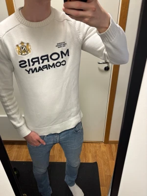 Morris tröja vit - Vit fin Morris tröja Extremt bra skick Bredd 50cm, längd 66cm  Skriv vid funderingar Pris kan diskuteras! Kolla in profilen för fler liknande plagg!