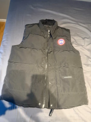 Canada goose väst  - Finns 2st. Dom är aldrig använda och funkar felfritt. Storlek XL. Kom och köp. Kan fixa rabbat om man köper båda två. 