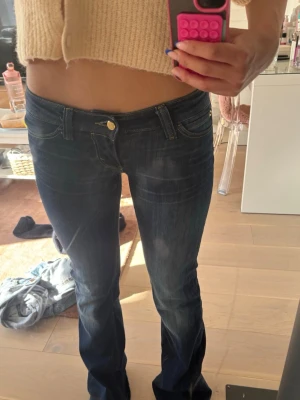 Mörkblå bootcut jeans med låg midja - Cheap monday jeans från weekday som är i perfekt skick, typ använt 1 gång. Storlek 28/32 - jag säljer dom för jag använder aldrig de tyvärr! 