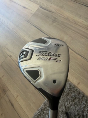 Titleist 909 F2 fairwaywood 15.5° - Säljer en Titleist 909 F2 fairwaywood med 15.5 graders loft. Klubban har ett klassiskt silverfärgat klubbhuvud med svarta detaljer och röd logga. Perfekt för dig som vill ha en pålitlig träklubba till golfbanan.