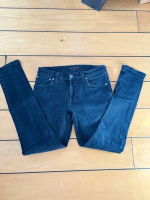 Nudie Jeans W30 L30 – slim fit  - Nudie Jeans i mycket bra skick  Storlek W30 L30 Slim modell  Mörkblå färg som passar till allt Klassiska premium jeans  Pris kan diskuteras vid snabb affär