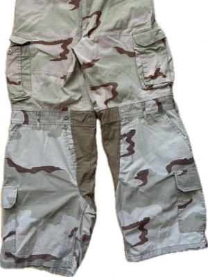 Custom made baggy cargo byxor  - Snygga baggy cargo byxor som jag gjort själv, väldigt bra skick och knappast använda, midjan är mellan 29-31