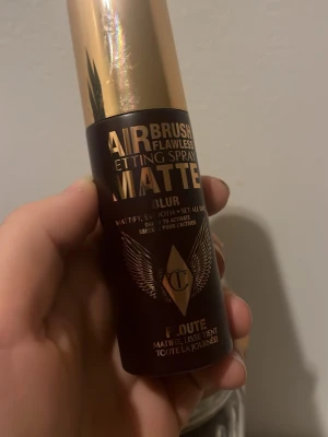 Charlotte Tilbury Airbrush Setting Spray - Airbrush Flawless Setting Spray Matte från Charlotte Tilbury, travelsize 34ml. Ger en matt finish och hjälper till att fixera sminket hela dagen.  Testad 3 ggr ungefär men svårt att visa på bild exakt hur mycket som är kvar men de är mer än halva. Nypris 269 kr. Säljer då den är lite för matt för mig! Dock så sitter sminket väldigt bra! 