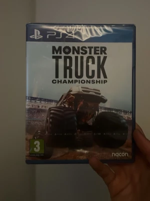 Monster Truck Championship PS4 - Monster Truck Championship till PS4 är ett actionfyllt racingspel där du tävlar med massiva monster trucks på olika banor. Spelet har cool grafik med stora bilar och arenor, och du kan anpassa din truck och tävla online. Perfekt för dig som gillar motorsport och adrenalinkickar.