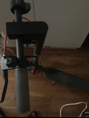 Elsparkcykel navee easyride 25 pro - Punkteringsäkra däck, 480w , nästan som ny använd sparsamt i 2 månader cirka, Kommer med Laddare