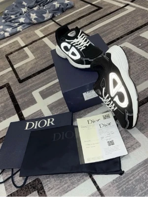Dior b30 - Snygga svartvita Dior b30. Helt nya sitter väldigt fint o ser snyggt ut, pris kan diskuteras!