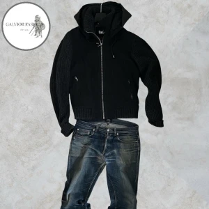 Dolce & gabbana cardigan jacka L/M - D&G cardiganjacka strl 52 (ca L) tillverkad i ullblandning med foder i acetat/viskos för komfort. Avtagbar huva, D&G graverad dragkedjor och hologram etikett på insidan som äkthetsgaranti. Representativ av märkets estetik från tidigt 2000-tal. Utgången modell därav svår hittad. Skick 7/10 lite nopprig. Hör av dig för mått!Liknande archive plagg från D&G ökar ofta i värde, nypris för motsvarande modeller idagligger mellan 16000–25000kr | Mitt pris 4999kr - öppen för bud. Följare får rabatt, följ!