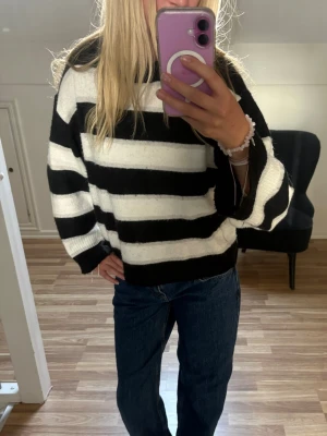 Svartvit randig stickad tröja - H&M divided. Oversized stickad tröja med breda svarta och vita ränder. XS/34. Inga fläckar eller hål. Vet inte nypris men tror runt 300kr