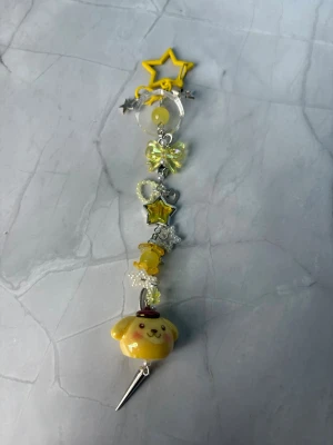 POMPOMPURIN - keychain - ⭐️SANRIO keychain ⭐️ ✨🤍 FREEBIES (godis & random stickers) ingår i alla beställningar över 70kr 🤍