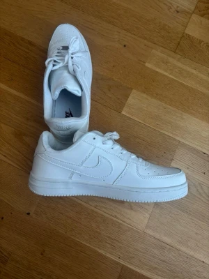 Nike Air Force 1 vita sneakers - Fint skick utan defekter, köptes utomlands på en marknad har använts ett par gånger säljs då jag använder andra skor. 