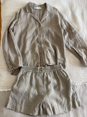 Beige linne-set från Zara - Säljer nu detta superfina linne-set ifrån Zara då det tyvärr inte kommer till användning längre. Använt ett fåtal gånger och därav i mycket fint skick. Perfekt nu inför sommaren! 