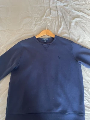 Ralph lauren tröja  - Hej, jag säljer en ralph lauren tröja i storlek 14-16 L för barn. Passar bäst mellan 160-170cm. Färgen på tröjan är mörkblå, och i väldigt bra skick bara använts ett fåtal gånger. Hör gärna av er om ni vill ha fler bilder på tröjan eller har några frågor 😊
