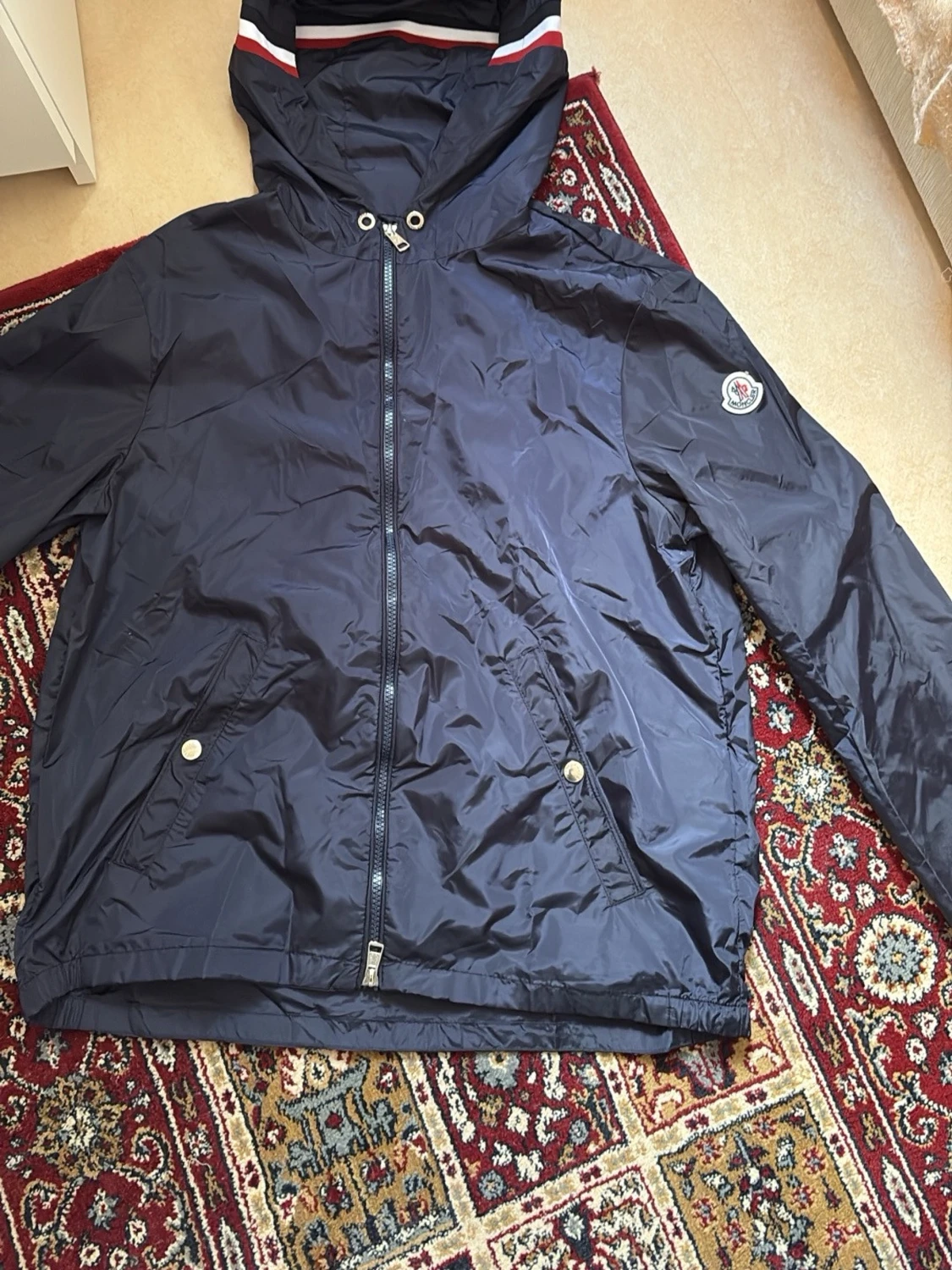 Marinblå vindjacka från Moncler