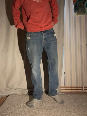 Hollister Archive Jeans - Säljer nu dessa galet feta jeansen från Hollister storlek 34/32 men är mer som 33 i midjan Modellen är 188cm och väger 78kg  Total längd: 100 Benöppning: 19 Midja: 44  Priset kan som alltid diskuteras, hör av er vid minsta fundering! Mvh Axel