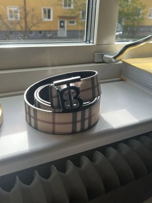 Burberry bälte  - Skickar inom 1-2 arbetsdagar storlek 105cm Reversible bälte 