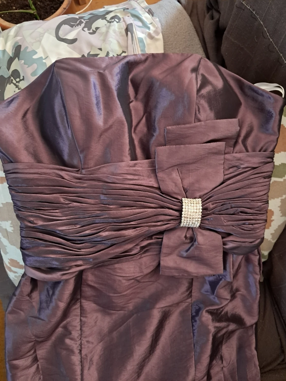 Mörklila axelbandslös klänning - 3