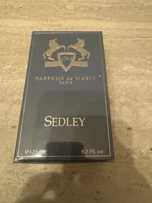 Parfums de Marly Sedley 125ml (helt ny) – nypris ca 3 300 kr - Parfums de Marly Sedley Eau de Parfum 125 ml. Helt ny och aldrig använd i originalförpackning. Nypris ca 3300 kr i butik.