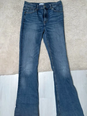 Utsvängda jeans - Säljer ett par jätte fina jeans med hög midja. De har en bit slitage längst ner men annars är de i fint skick. Super fin passform men är lite små i storleken och passar som en L skulle jag säga😊 nypris cirka 400kr💗💗Lägg gärna bud💕