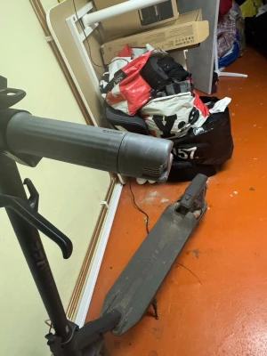 Svarr navee gt3 max  - Säljer en svart elscooter med bred fotplatta och robust ram. Handtaget är grått och styret har en enkel design. Scootern har en elektrisk motor och passar perfekt för smidig transport i stan.