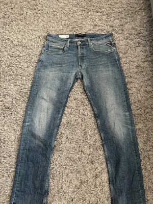Replay - Blåa replay jeans i storlek 33/30. Bra skick men man ser att dom är använda, kör för endast 279kr.