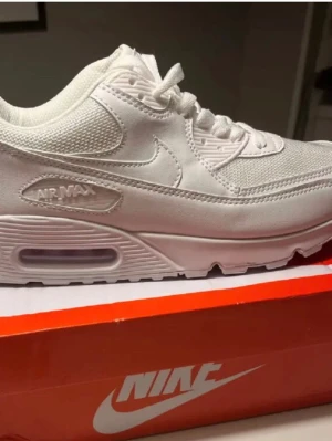  Air Max 90  - Nike Air Max 90 sneakers i helvitt med klassisk chunky sula och synlig Air-enhet. Säljer billigt pris