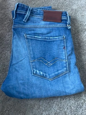 Jeans från Replay - Säljer ett par Replay jeans med snygga slitningar. Skicket är 7/10 och storleken är 33/32. Vid funderingar är det bara att höra av sig🍀