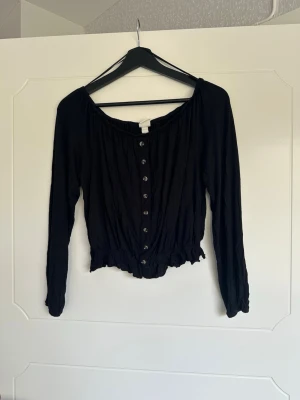 Tröja - Tröja med resår och dekorativa knappar