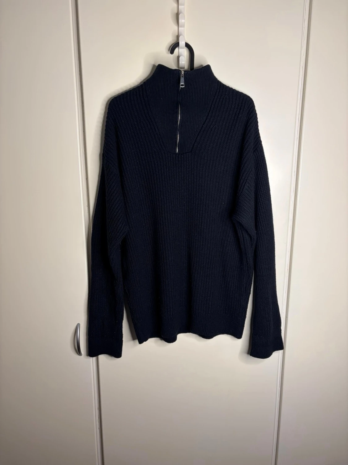 Mörkblå stickad tröja med halvzip - 1