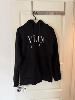 Valentino hoodie - Fin valentino hoodie, använd några gånger. Liten fläck vid magen går nog att få bort. Pris kan diskuteras 