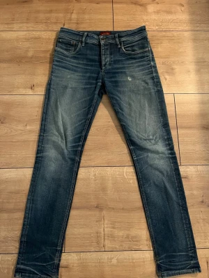 Jack & Jones jeans - Säljer ett par Jack & Jones jeans i modellen slim fit/tim. Jeansen har lite schysstare slitningar och en schysst mocka page på baksidan. Storlek W31 L34. Hör av dig vid intresse eller minsta fråga.