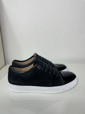 Svarta Lanvin Cap Toe  - Säljer nu dessa Svarta Lanvin Cap Toe i uk 6 som motsvarar storlek 40 men passar 41. Skorna är tillfixade mod whietnercream för att de ska se extra fräscha ut, skriv för fler bilder/frågor🙌🏼