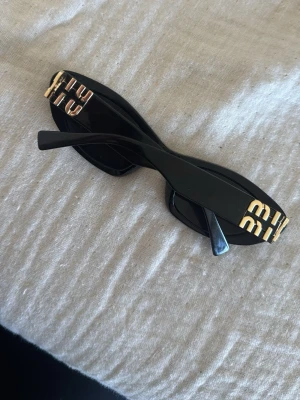 Svarta solglasögon  - Snygga svarta solglasögon cateye. miu miu, 300kr
