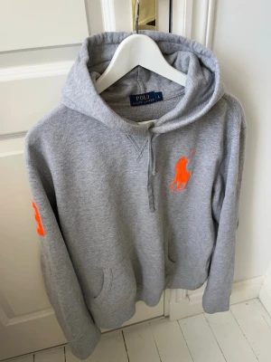 Ralph lauren hoodie big pony  - Ralph lauren hoodie big pony - riktig vår hoodie! Inga defekter! Modellen i bilderna är 180 cm 75 kg och bär Storlek L , Kom med frågor! 🌟 (Kan gå ned i pris vid köp av paket 😉) 