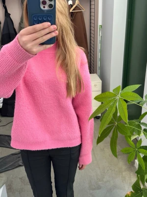 Rosa stickad tröja - Jättefin och skön stickad tröja med lite polo i utmärkt skick. Perfekt till sena sommarkvällar.