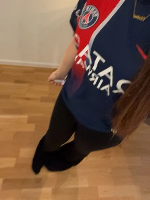 PSG fotbollströja - Säljer en snygg PSG matchtröja från Nike i blått och rött med klubbmärke och sponsortryck på bröstet. Har en liten blå fläck där fram men inget som man störs av